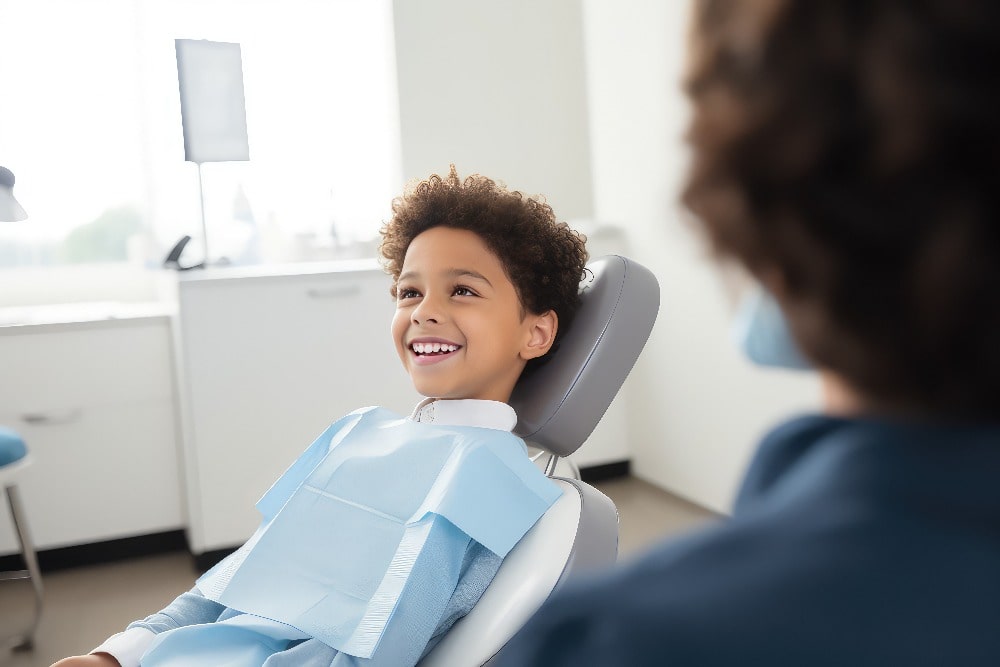 Glücklicher Junge sitzt in einer Zahnarztpraxis in Berlin Spandau